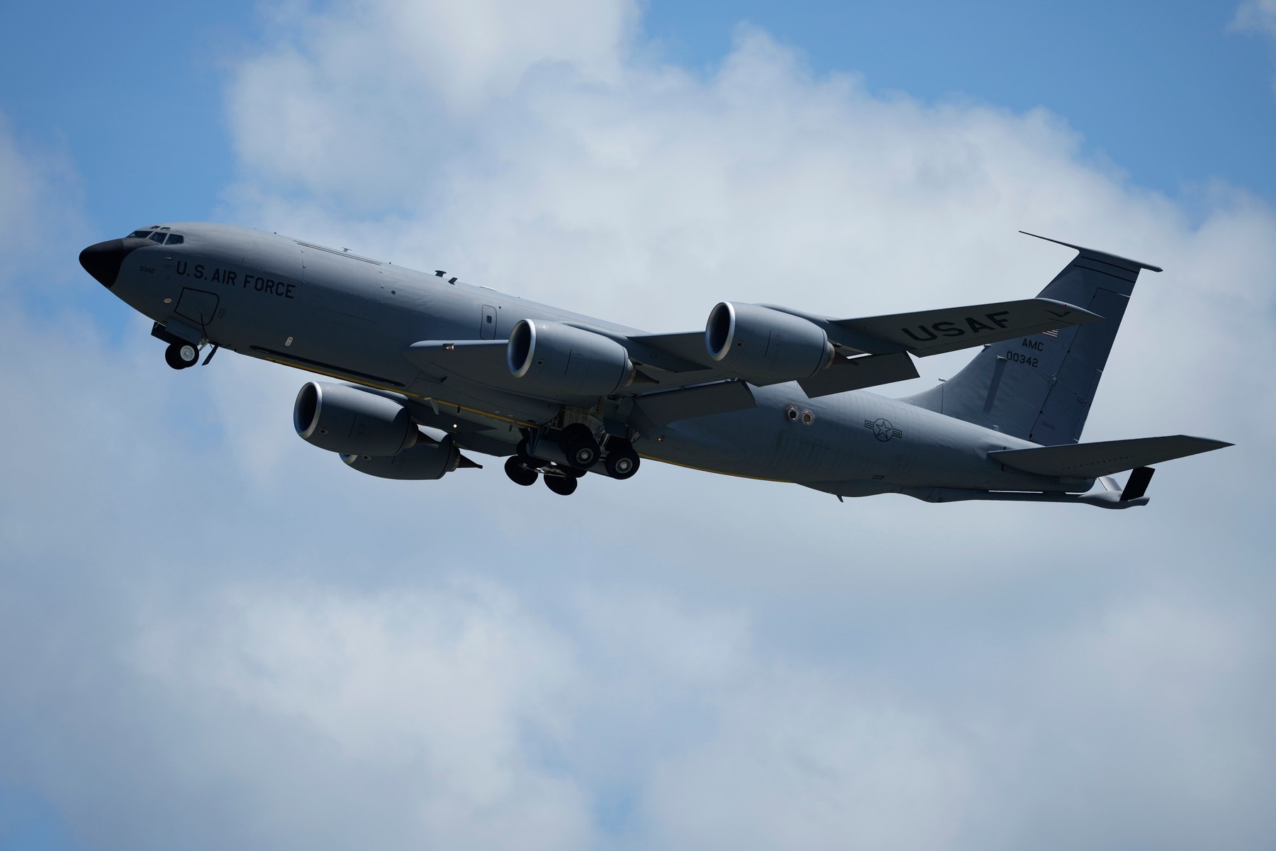 Trei avioane cisternă KC-135 Stratotanker au aterizat în România