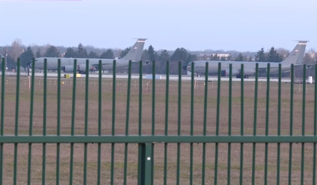 Ministrul Apărării, despre cele 3 avioane tip cisternă sosite în România: „Au venit însoțite de militari asociați”