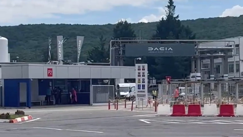 poarta fabricii dacia de la mioveni