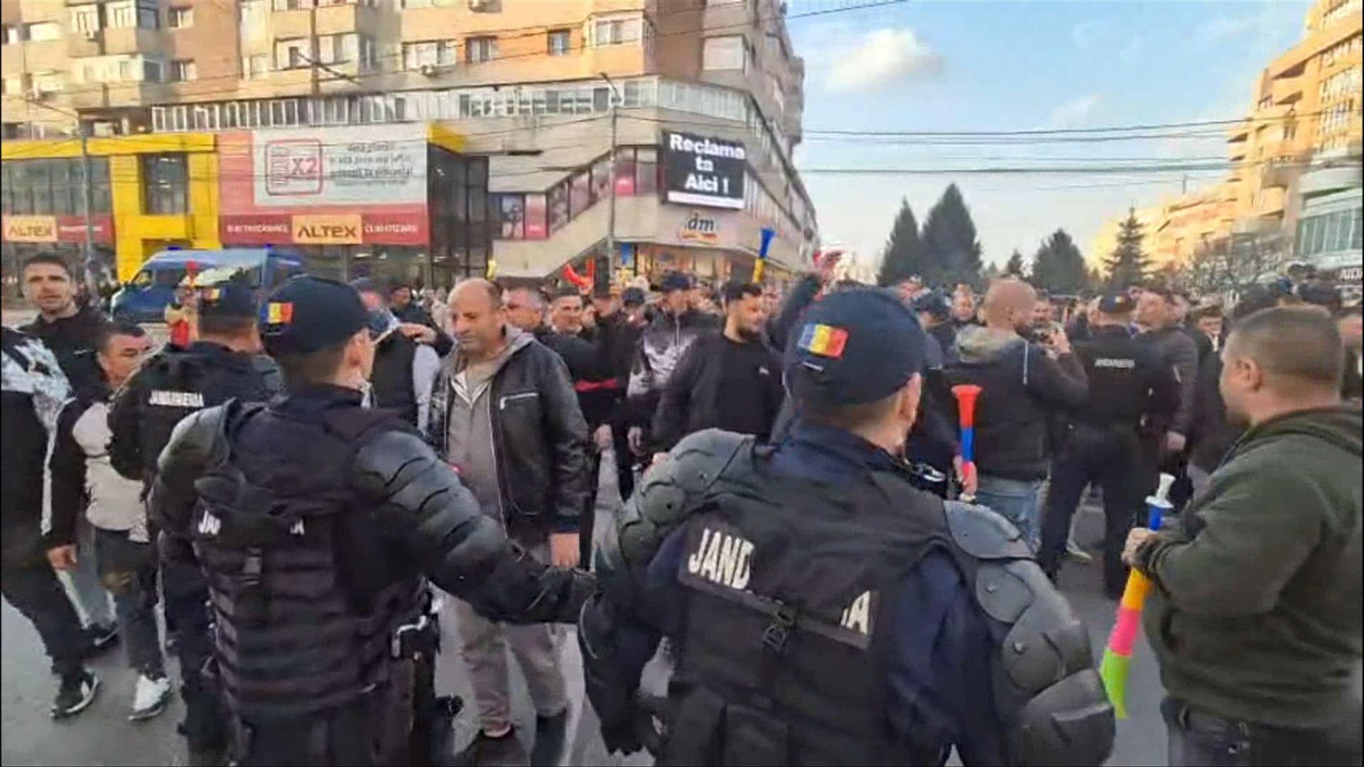 Protest al minerilor în Gorj. Traficul este blocat în zonă după ce sute de oameni au ieșit în stradă din cauza concedierilor anunțate