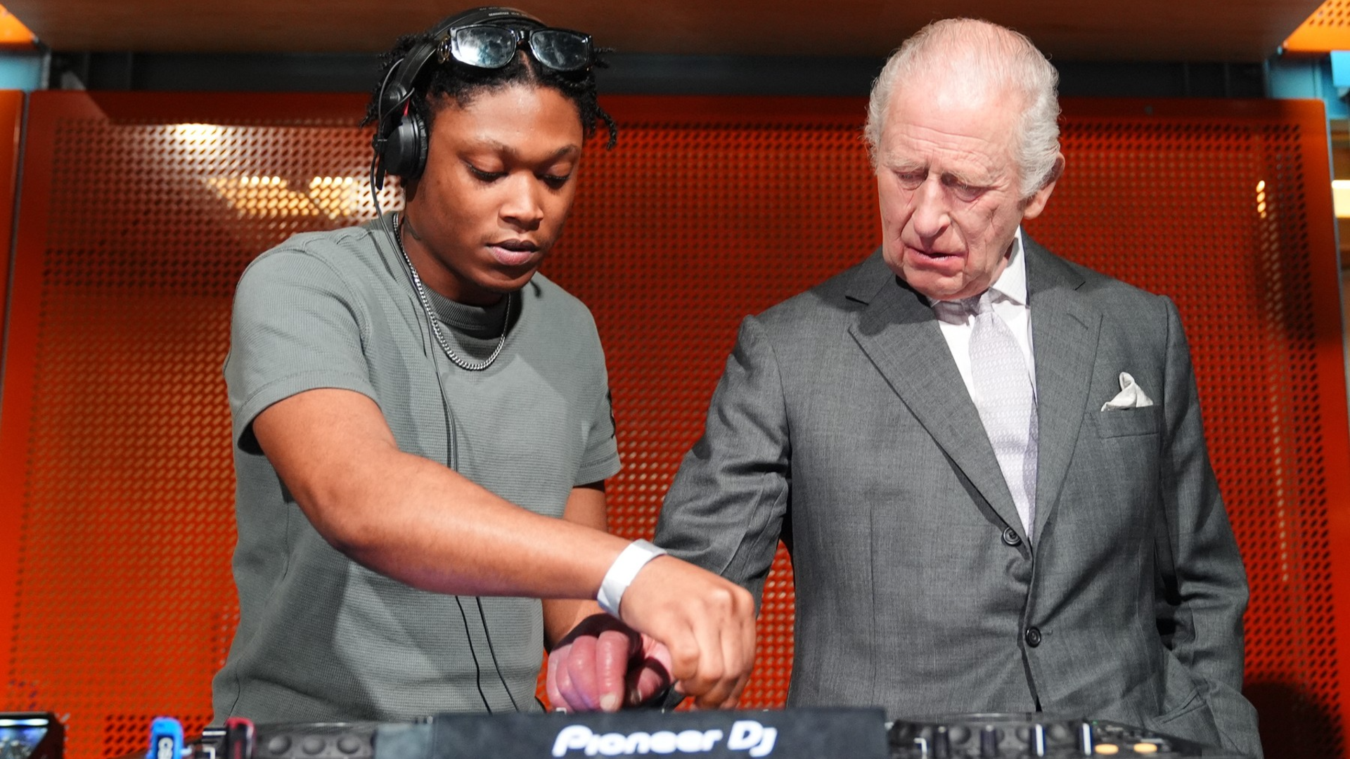 Regele Charles, DJ pentru o zi. Monarhul britanic a pus muzică într-un studio din Manchester