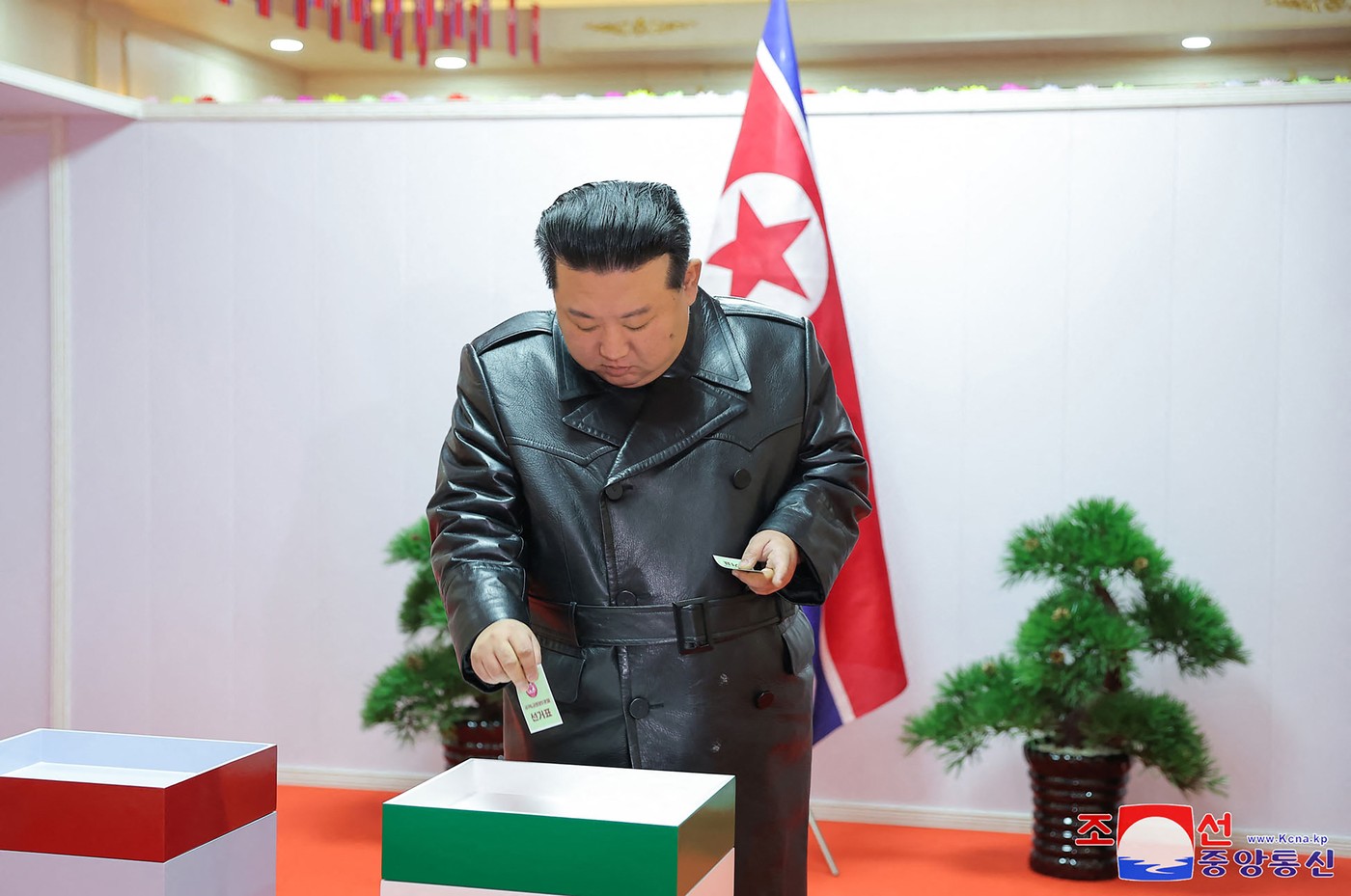 În Coreea de Nord, prezența la alegeri a ajuns la 99,99%. Kim Jong Un a votat într-o mină de cărbune