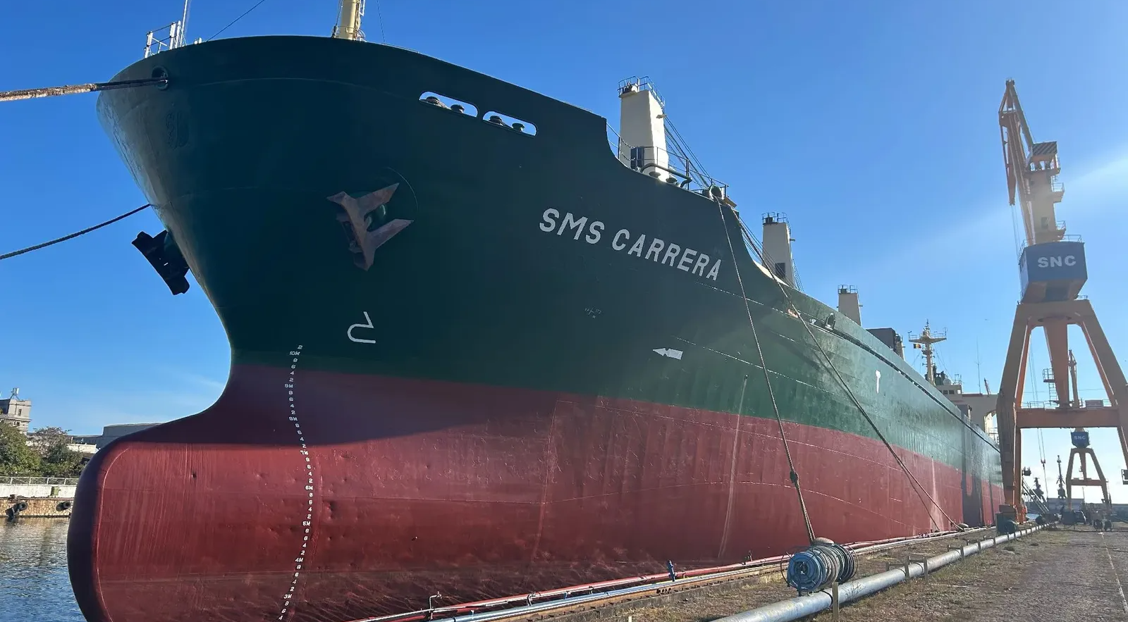 O navă a intrat în coliziune cu o macara plutitoare în portul Constanţa