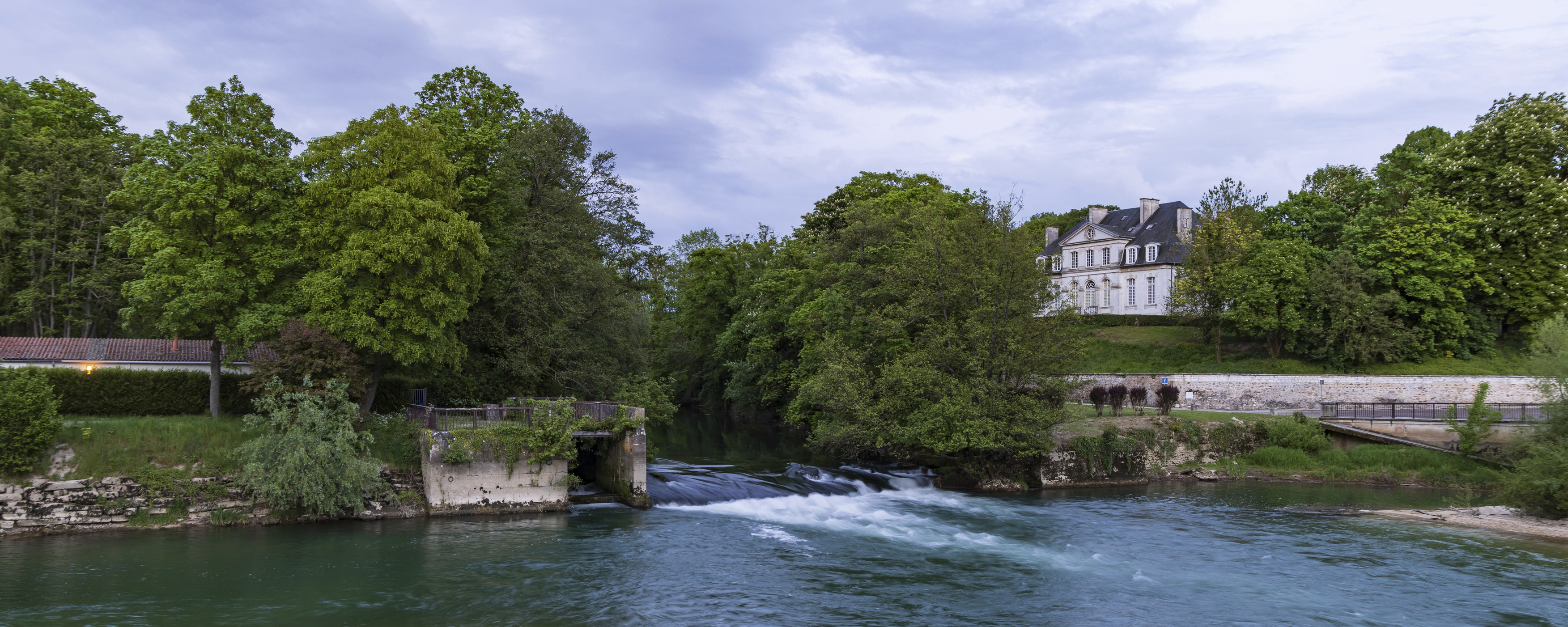 Hittler se bate cu Zielinski pentru a conduce un mic sat din Franța. Situație hilară în cursa pentru primăria Arcis-sur-Aube