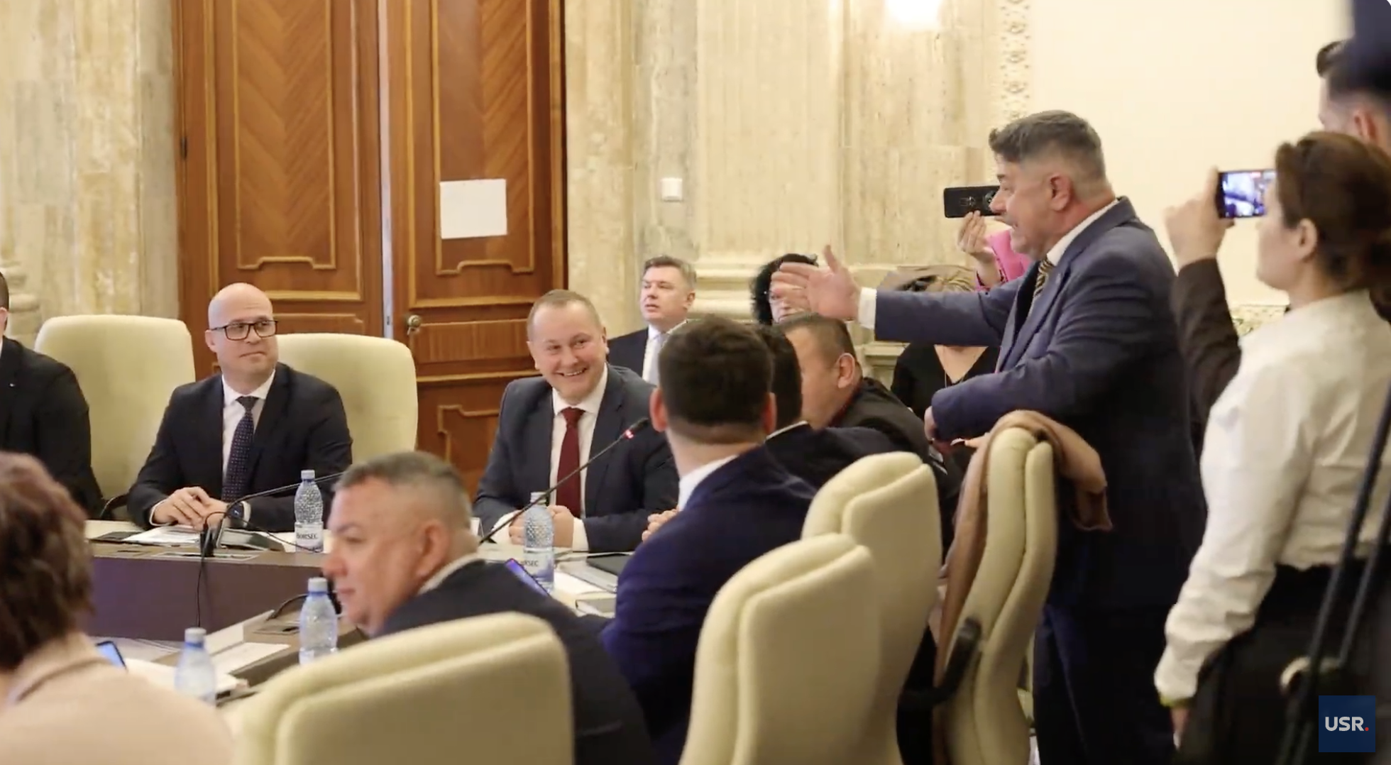 Scandal la dezbaterea bugetului MApN. Un ales al Opoziției a dat buzna în ședință: „Miruță a făcut armata?”. Atacuri între PNL și PSD