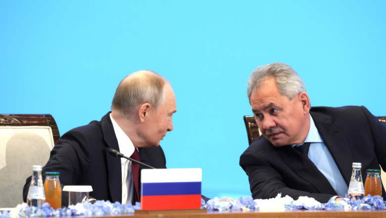 Președintele rus Vladimir Putin și Serghei Șoigu, Secretarul Consiliului de securitate a Rusiei.