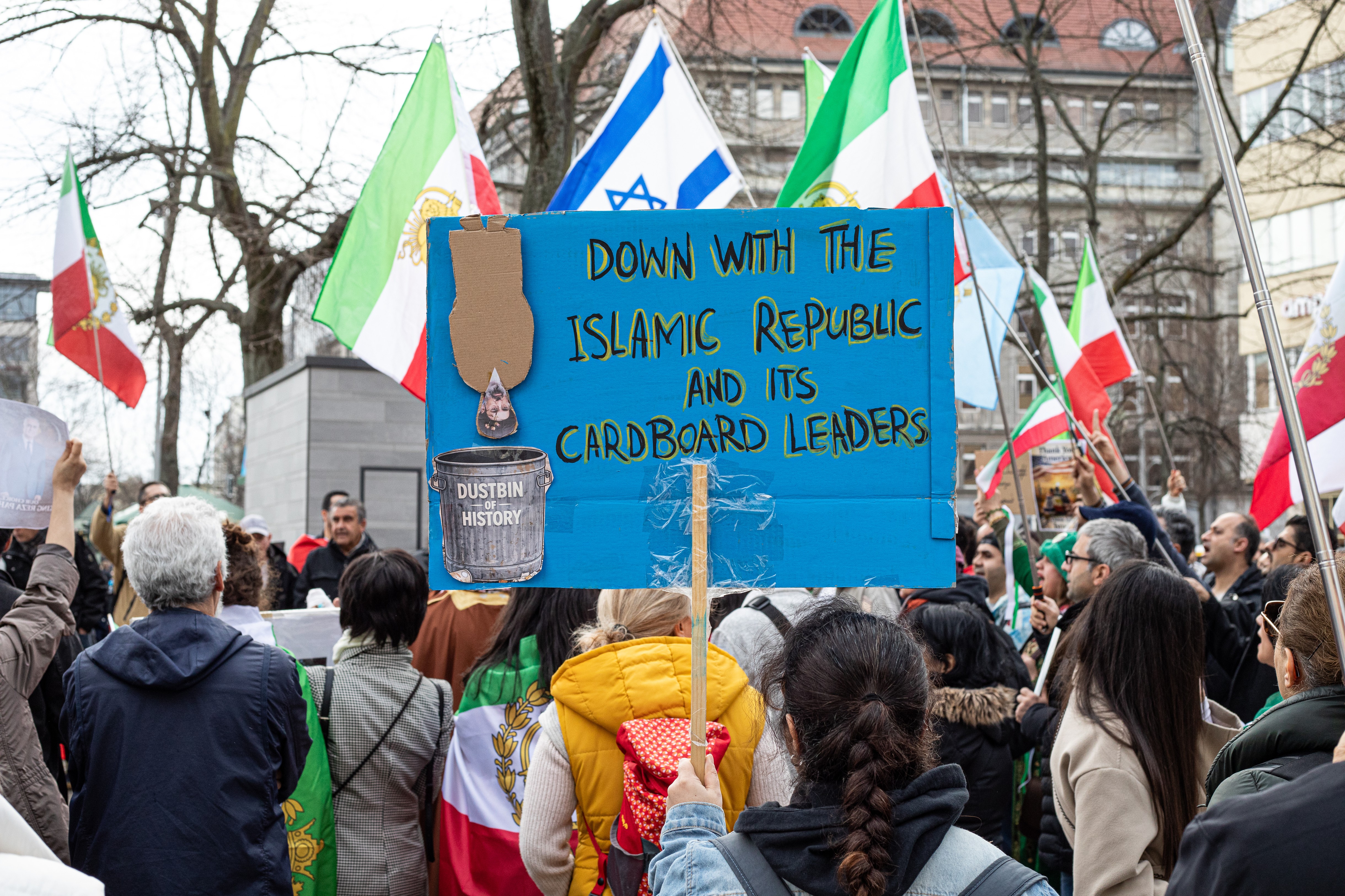 Amenințări, șantaj și intimidare. Spionii iranieni îi iau la țintă pe oponenții regimului din Occident