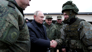Vladimir Putin dă mâna cu un soldat rus