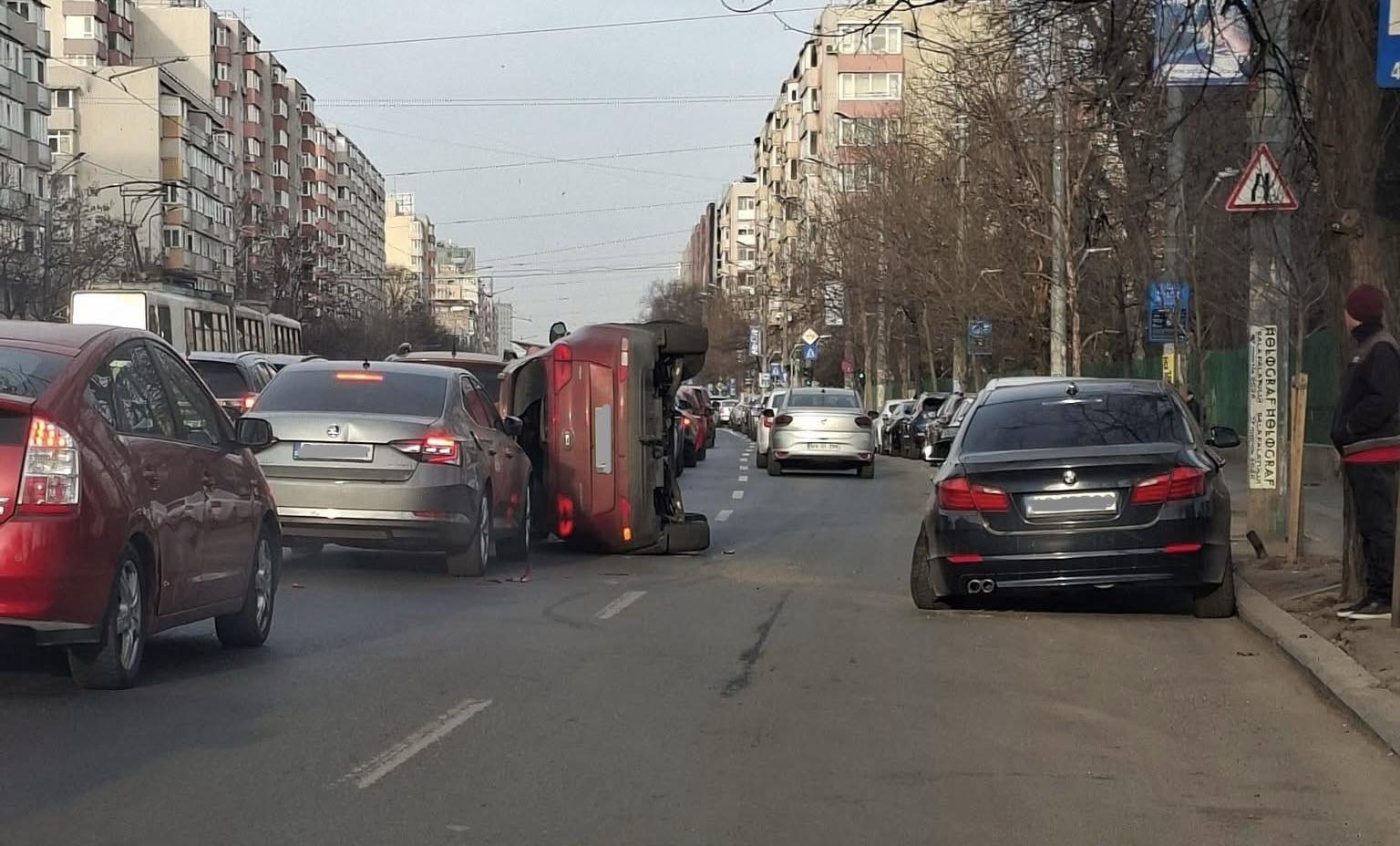 Accident cu șase mașini, în Sectorul 2 din Capitală: un autoturism s-a răsturnat. O femeie a fost dusă la spital