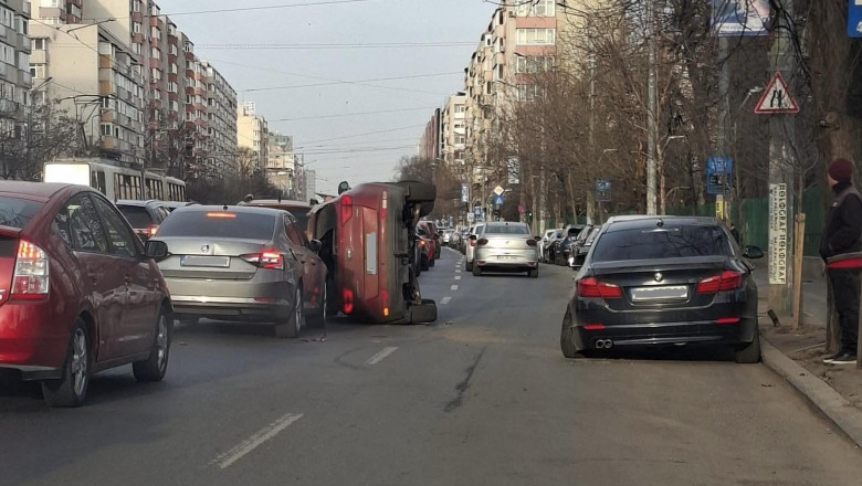 mașină răsturnată bucurești