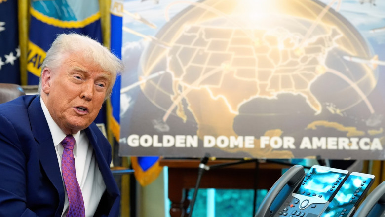 donald trump și o planșă cu golden dome