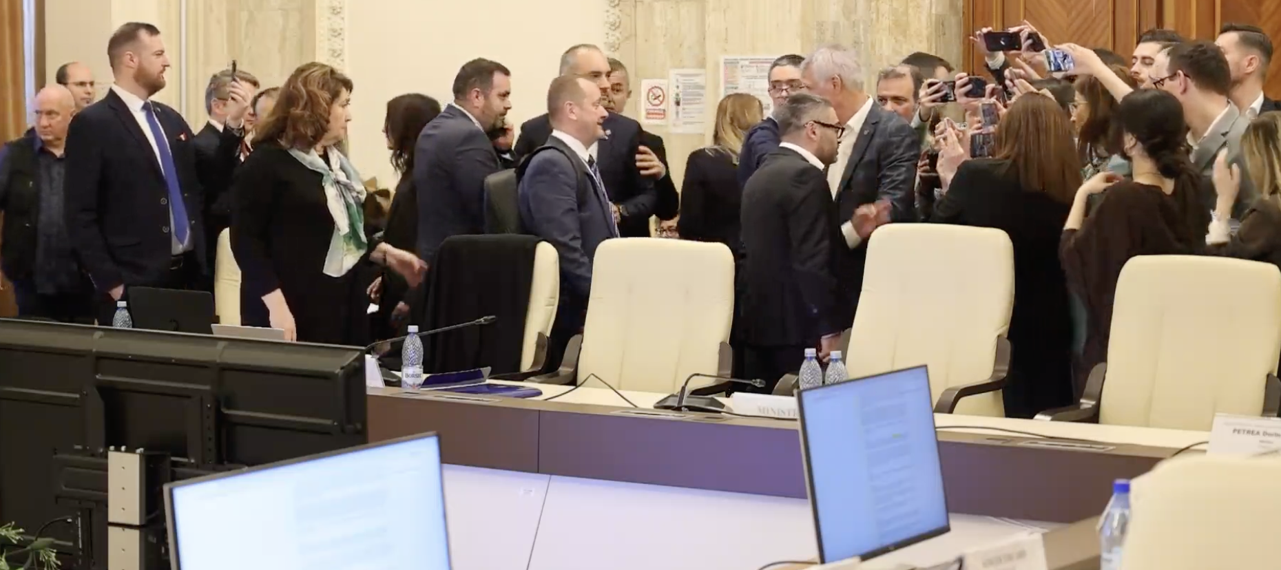 „Răsturnăm democrația!”. Haos la votul ajutoarelor pentru pensionari: măsura a fost respinsă, deși inițial trecuse. PSD a părăsit sala