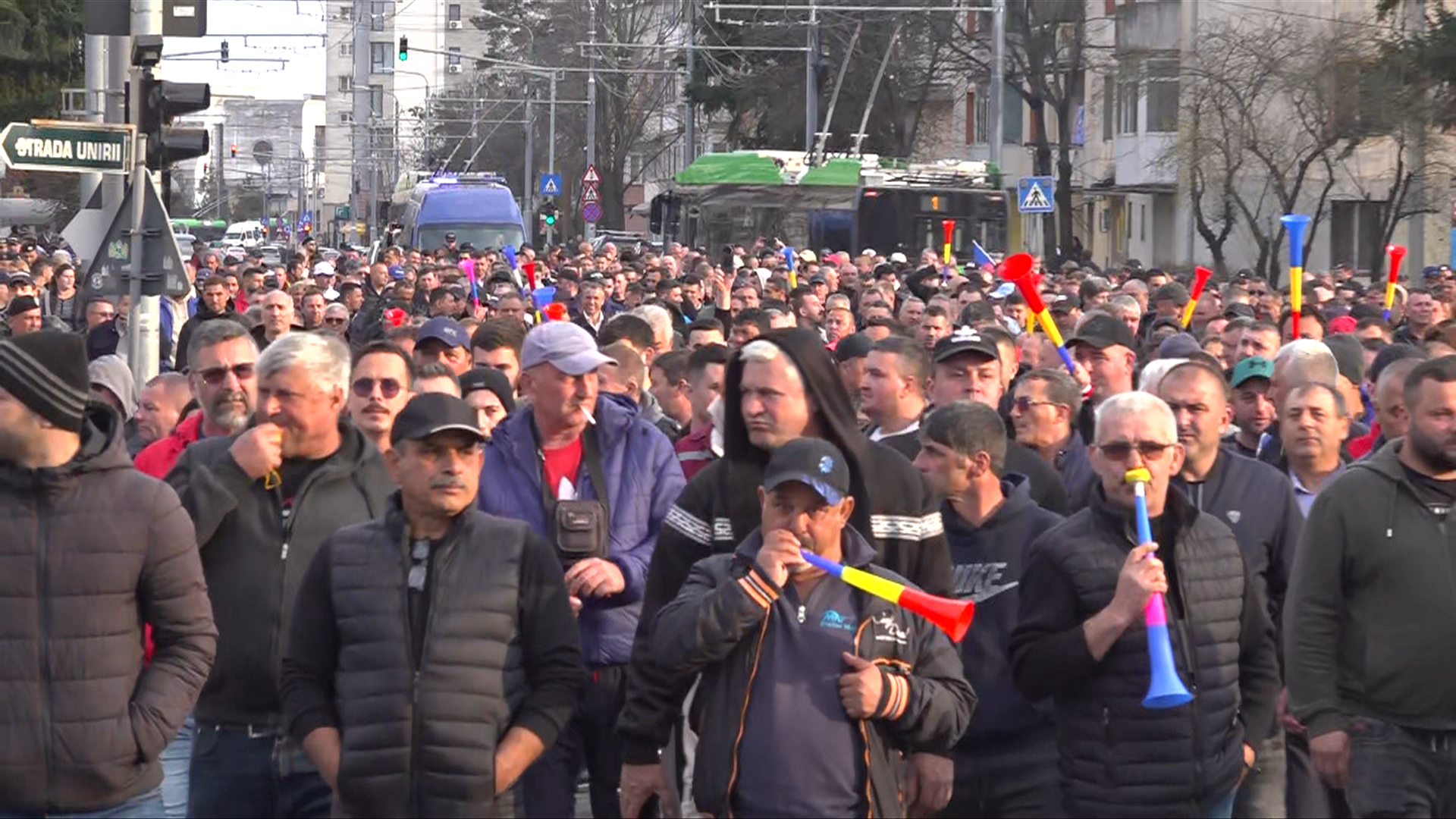 A treia zi de proteste la Târgu Jiu: sute de mineri în stradă. Oamenii amenință că vor muta manifestațiile în București