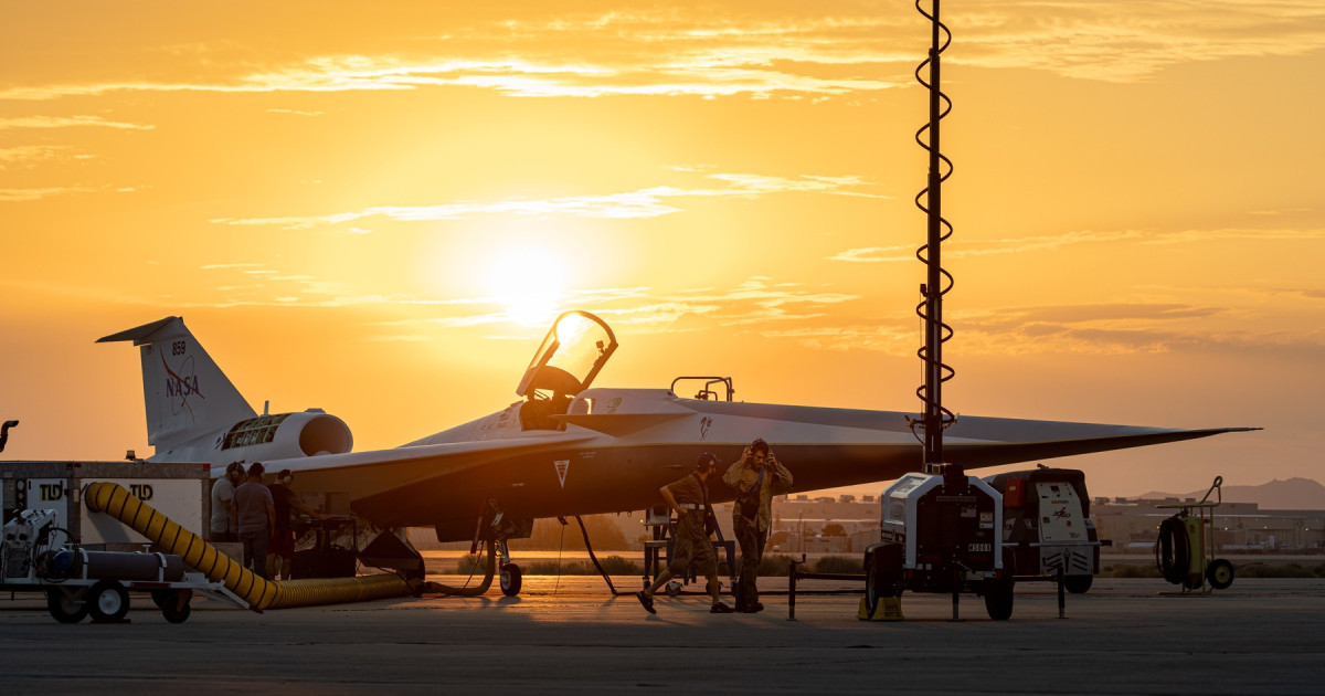 Technikusok az X-59 mellett