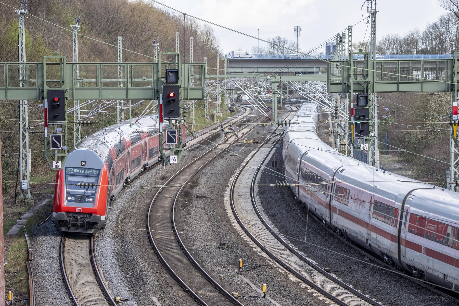 Un român de 36 de ani a blocat traficul feroviar din Germania, după ce și-a sărbătorit eliberarea din închisoare