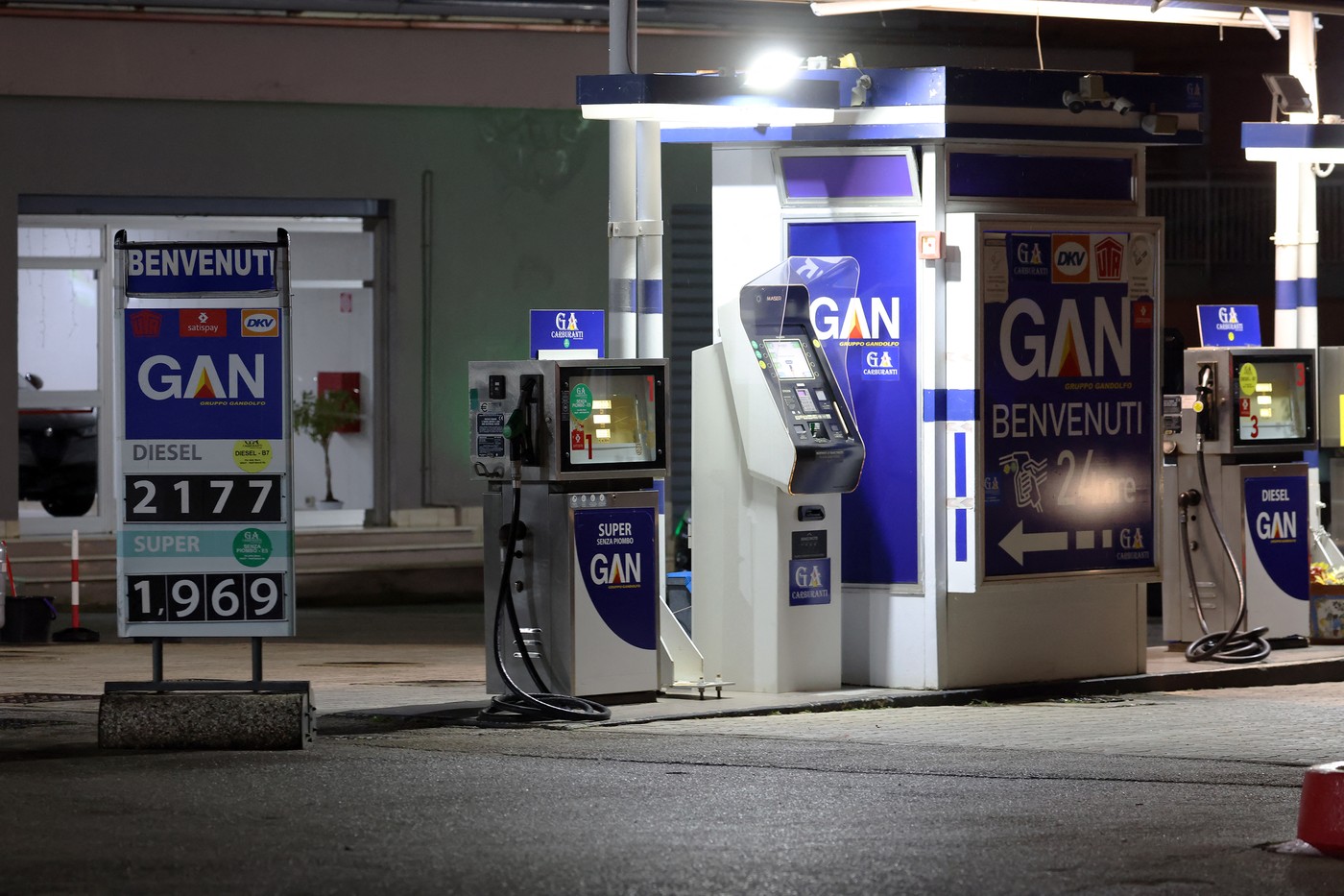 Italia reduce accizele la carburanți pentru a limita scumpirile. Giorgia Meloni: „Combatem specula”