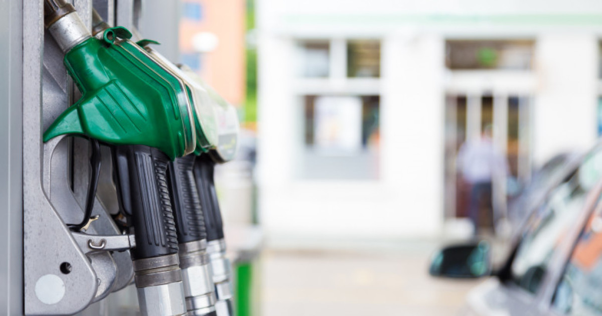 Prețurile la carburanți scad ușor în România, pe fondul scăderii prețului petrolului