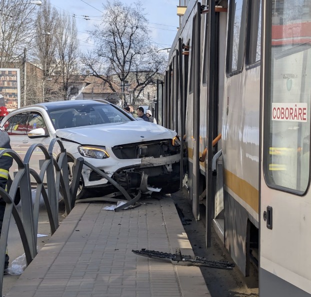 Accident în București: o mașină a intrat în refugiul de tramvai. Doi pietoni au fost răniți