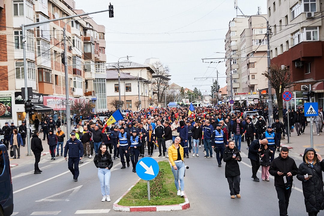 Minerii din Valea Jiului continuă protestul, iar marți vor veni la București