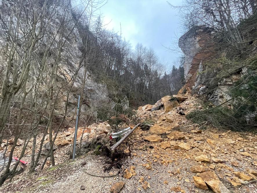 Alunecare de teren la Pietrele lui Solomon, în Brașov: există riscul prăbușirii unor arbori