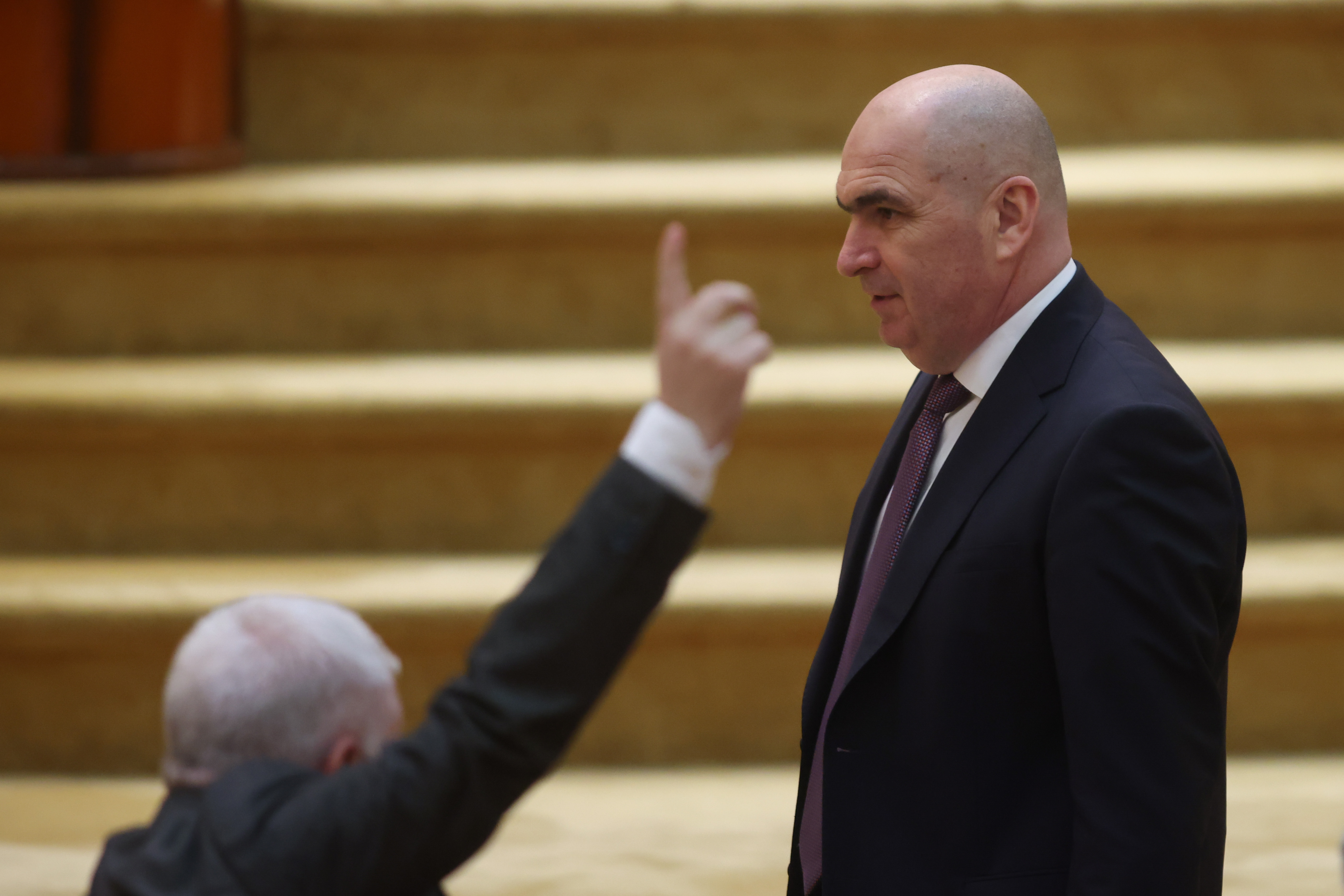 Partidele din opoziție promit că dau jos Guvernul, dar nu se înțeleg pe moțiunea de cenzură. PACE strânge semnături, AUR mai așteaptă