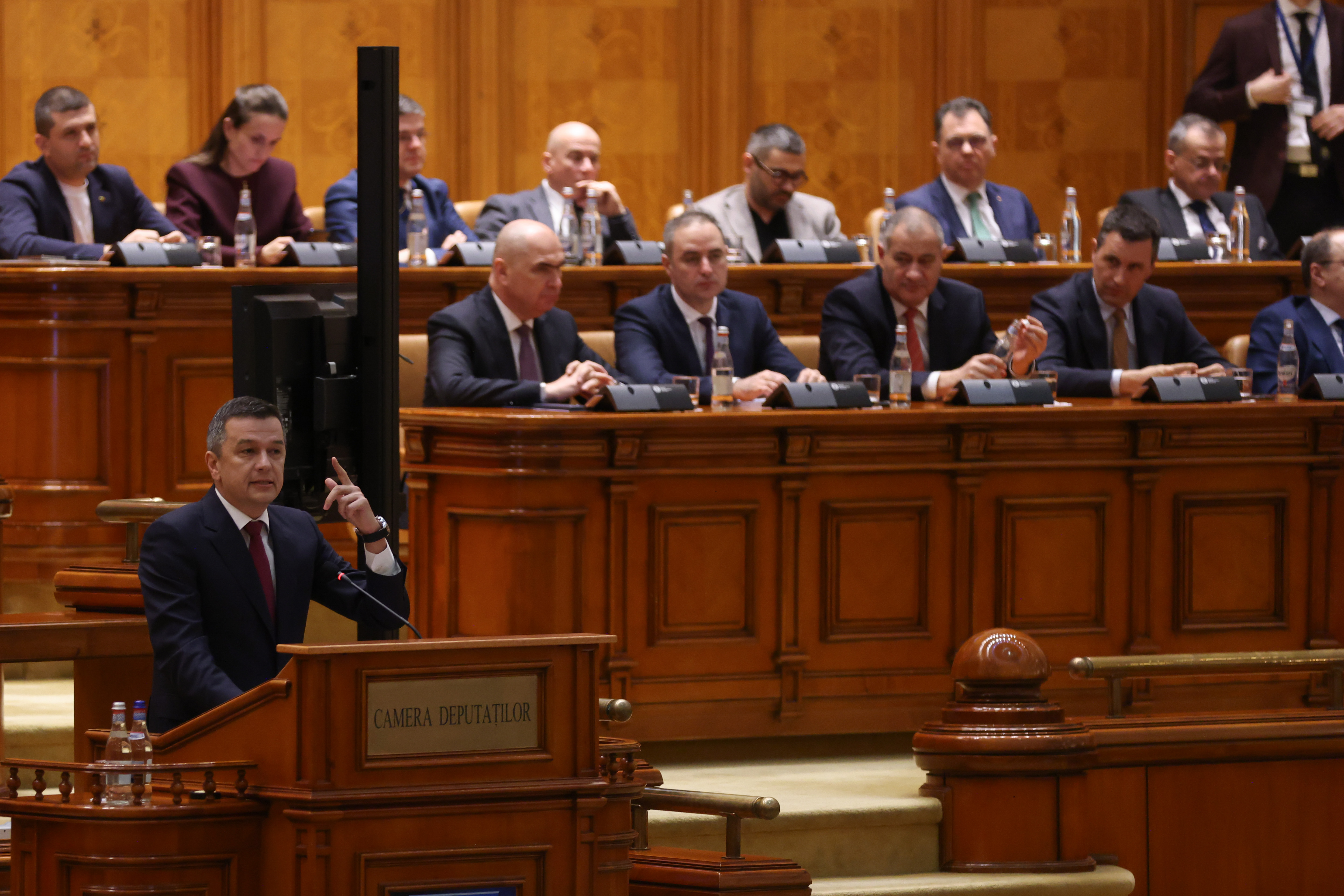 Bugetul, dezbătut în Parlament. Sorin Grindeanu, atac la Ilie Bolojan. Ce prevede proiectul modificat. Mesajele USR, UDMR și AUR