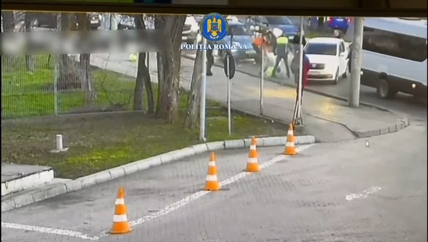 Bătaie pe un bulevard din Ploiești: un șofer de la o firmă de ride-sharing și doi adolescenți filmați în timpul unui scandal