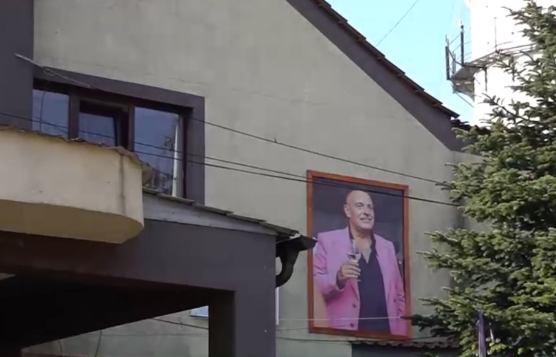 Portret neobișnuit pe fațada primăriei din Gogoșu, Mehedinți: fostul primar, acum decedat, imortalizat cu un pahar de vin în mână