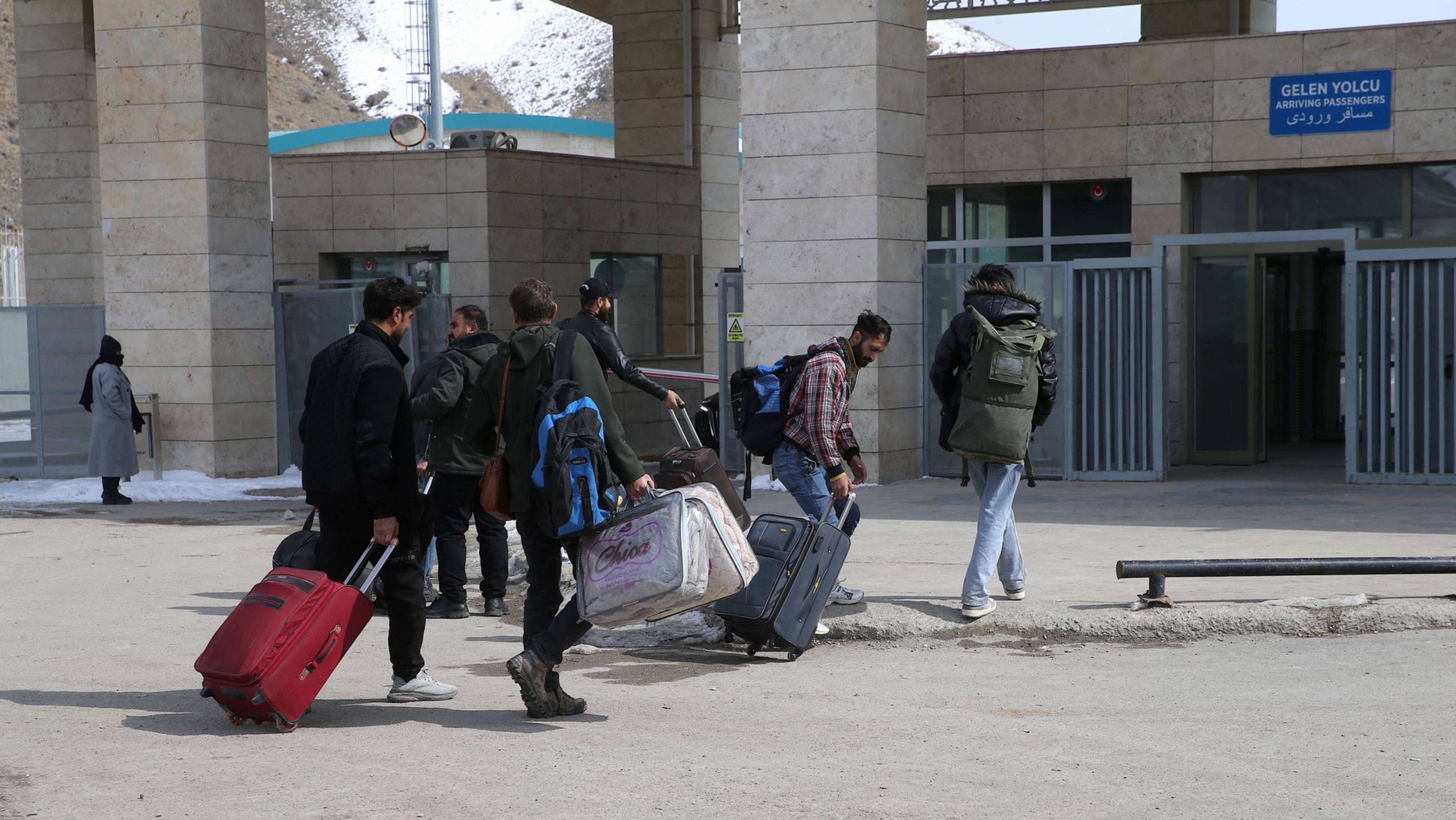 Teamă, epuizare și ușurare. Mărturii de la granița Iran-Turcia: „Mulți spun că îl așteaptă pe Reza Pahlavi”