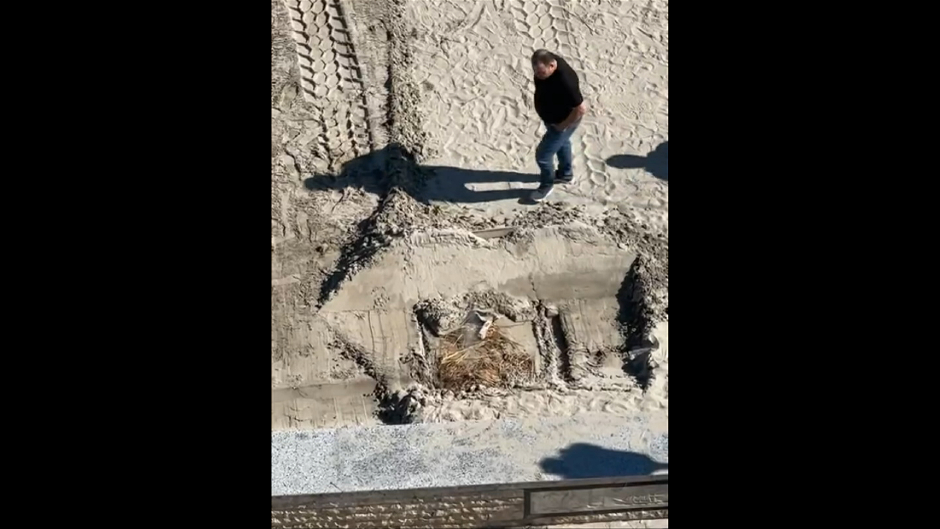 Autoritățile anunță ce se va întâmpla cu rezervorul de gaz îngropat ilegal pe plaja din Năvodari. Va fi verificat tot litoralul