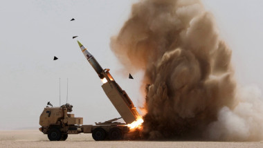 HIMARS lanseaza racheta