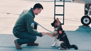 capitan de avoatie Octavian Palferenț cu un catel