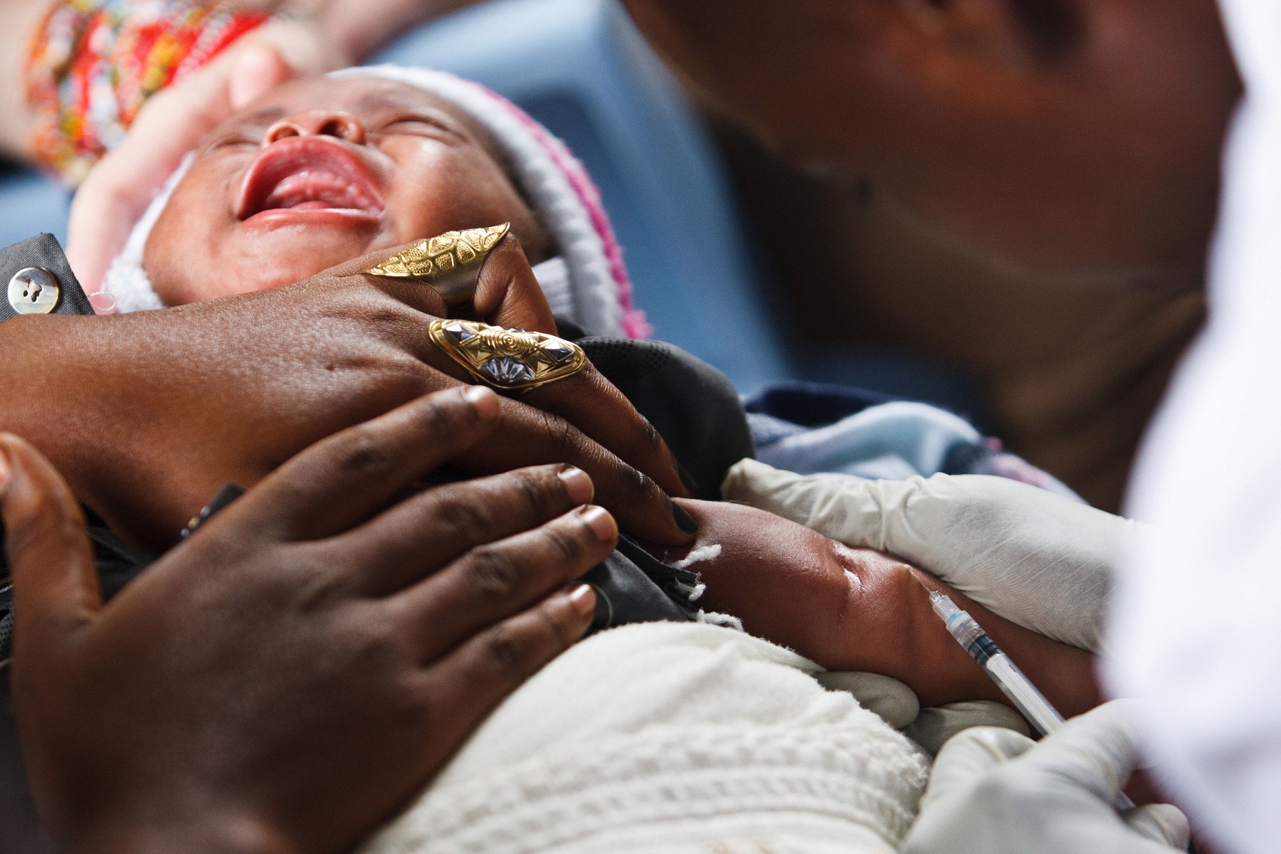 Studiu „neetic” cu vaccinuri în Africa, finanțat de SUA: nou-născuși incluși în experiment. „Poate fi prototip pentru alte cercetări”