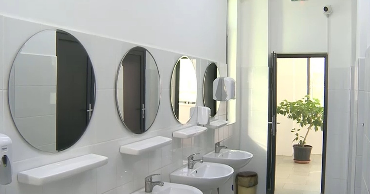 Camere video în toaleta fetelor la Liceul din Focșani