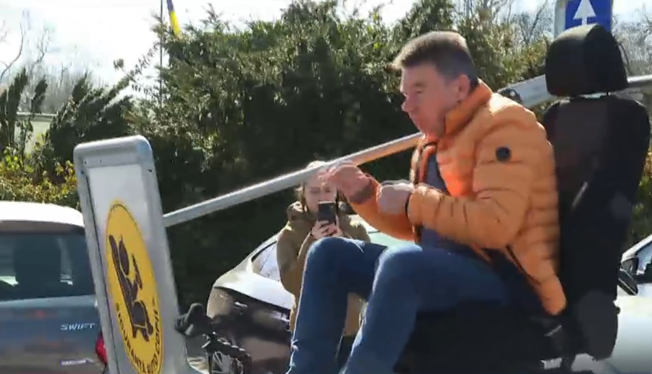 Șoferi prinși fără centură la volan, puși de polițiști să testeze simulatorul de impact: „Groaznic! Îmi rupeam dinții”