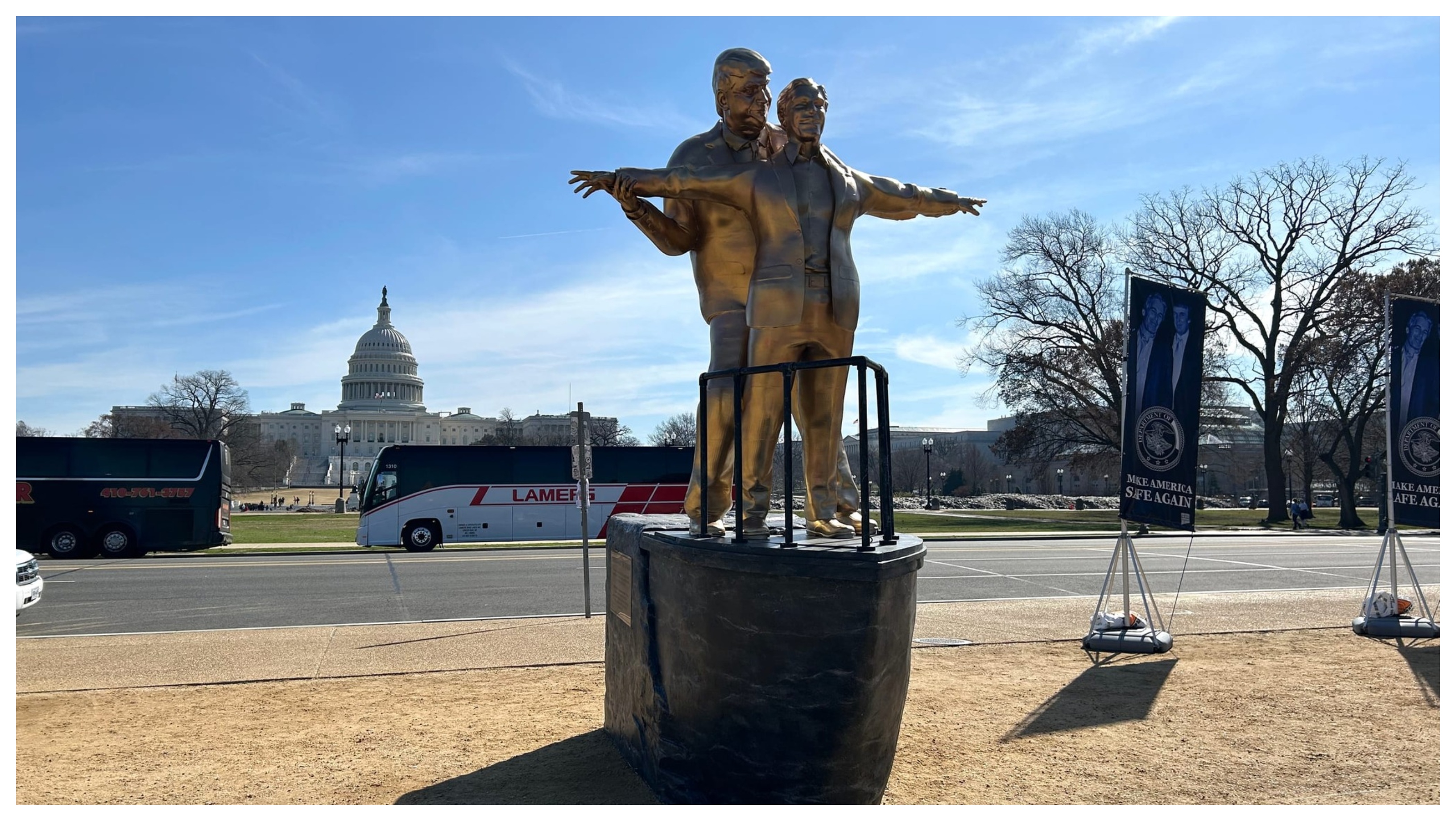O statuie uriașă îi înfățișează pe Trump și Epstein ca Jack și Rose în „Titanic”. Ce scrie pe soclu