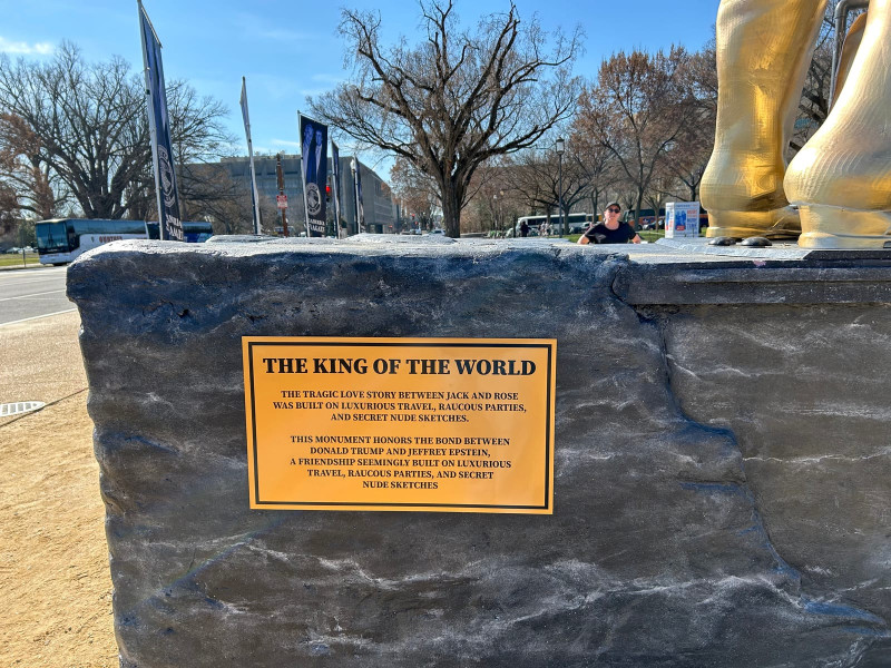 trump epstein statuie 2