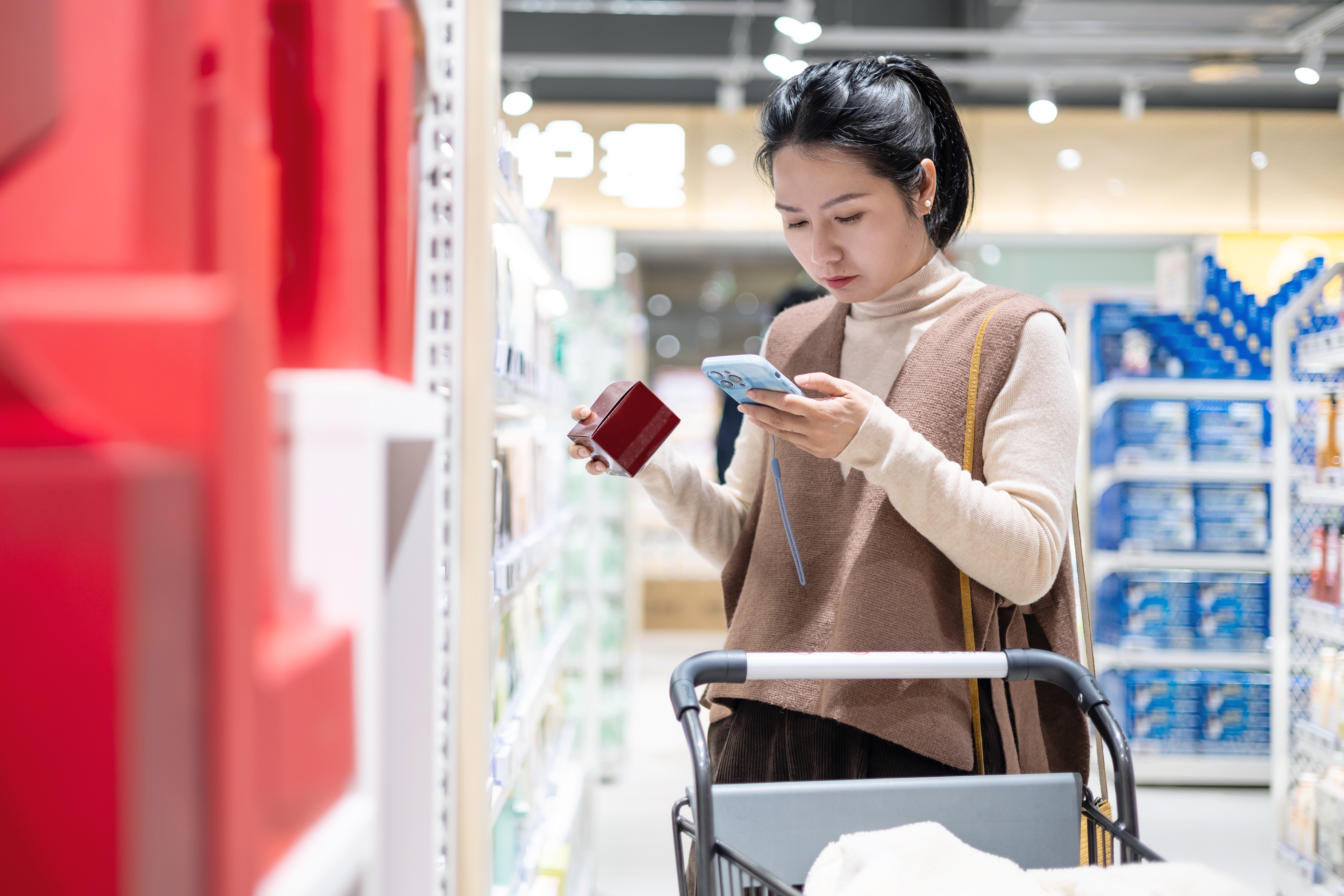 Produsele cosmetice ar putea avea etichete digitale. Informațiile despre ingrediente și utilizare, accesibile prin cod QR