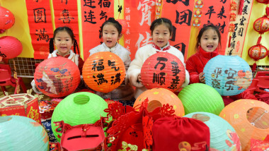 Jiangsu: Making Lanterns for Lantern Festival