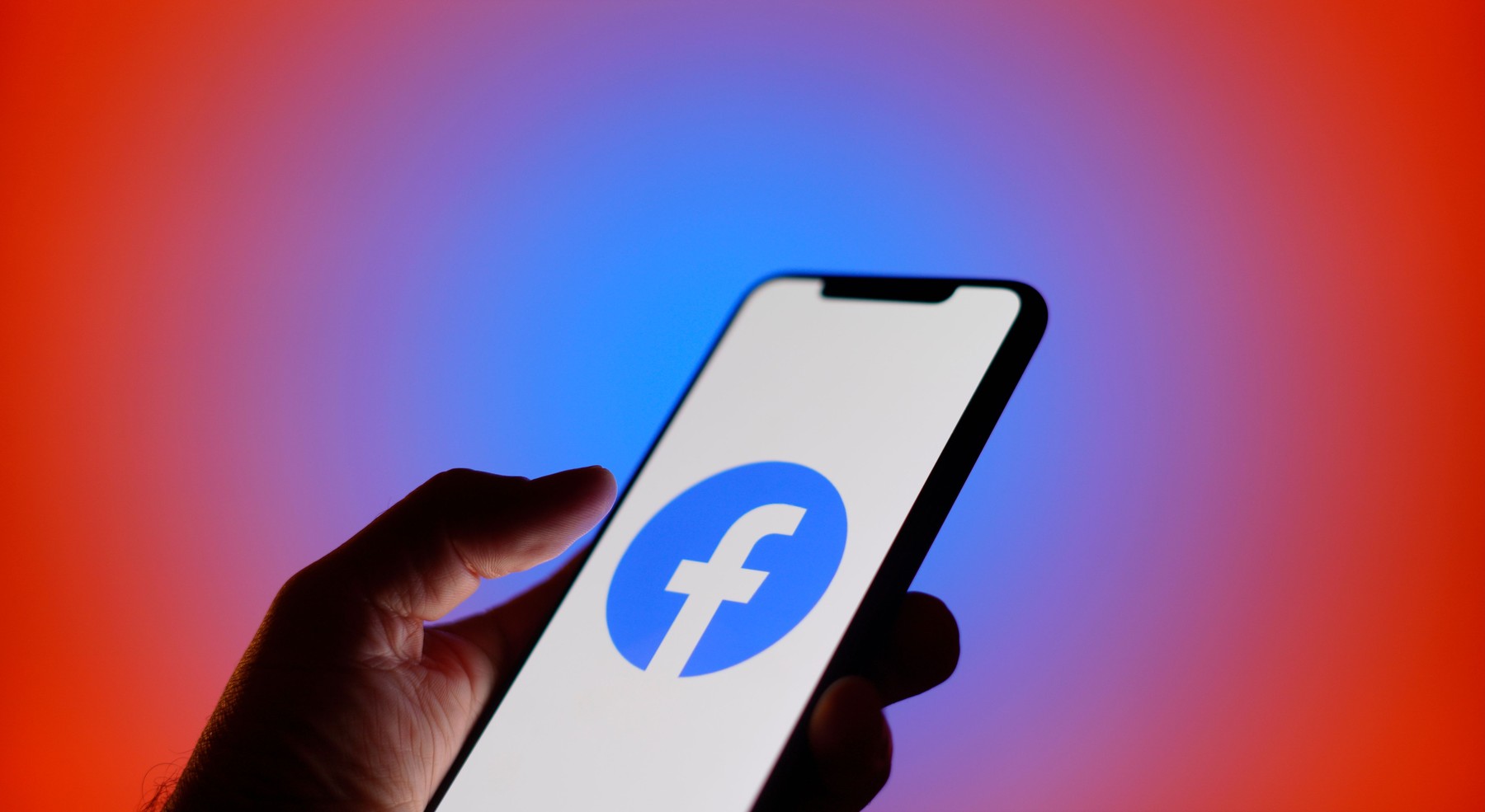 Despăgubiri de 14.000 de euro pentru un manager de supermarket, după ce șeful nu i-a urat „La mulți ani” pe Facebook