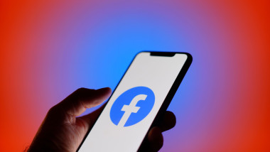 mana de barbat, facebook, telefon