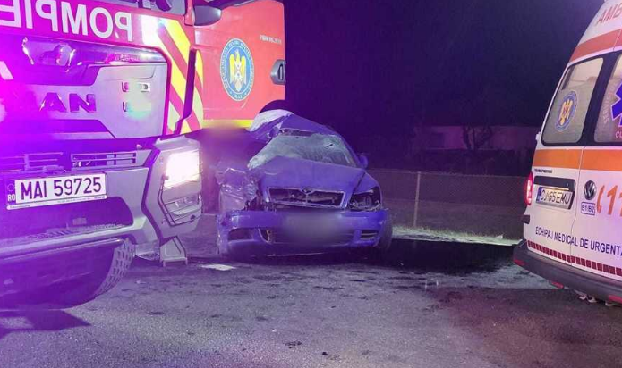 Accident grav pe DN 1: O fetiţă şi un bărbat au murit într-o coliziune în care au fost implicate două mașini și un camion