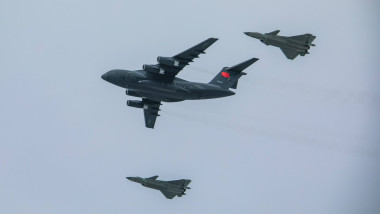 avioane militare chineze în zbor