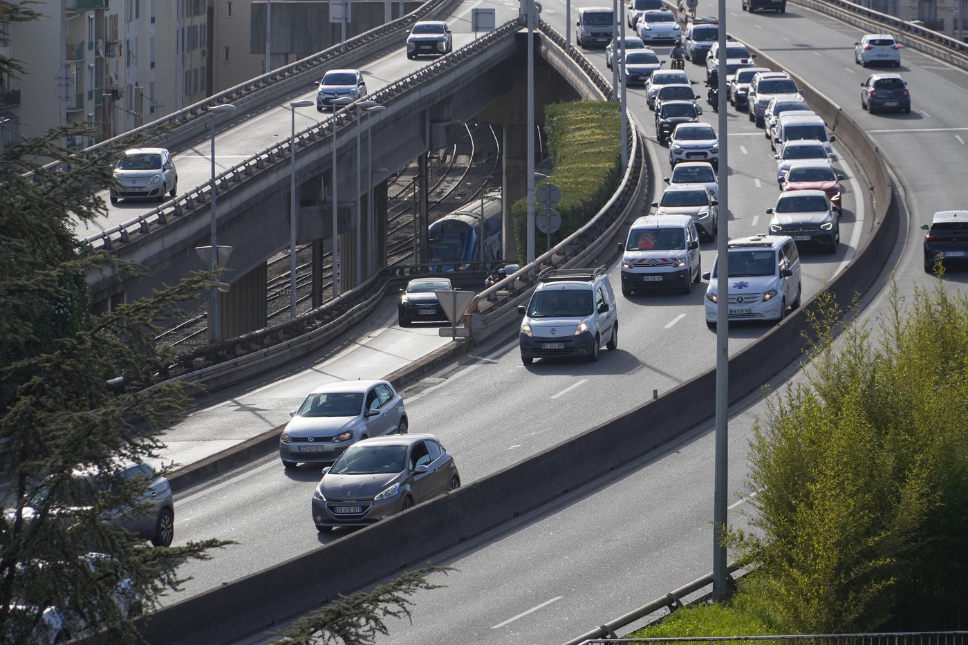 Mașinile-fantomă ale Franței. Schema prin care peste un milion de vehicule periculoase au ajuns pe șosele