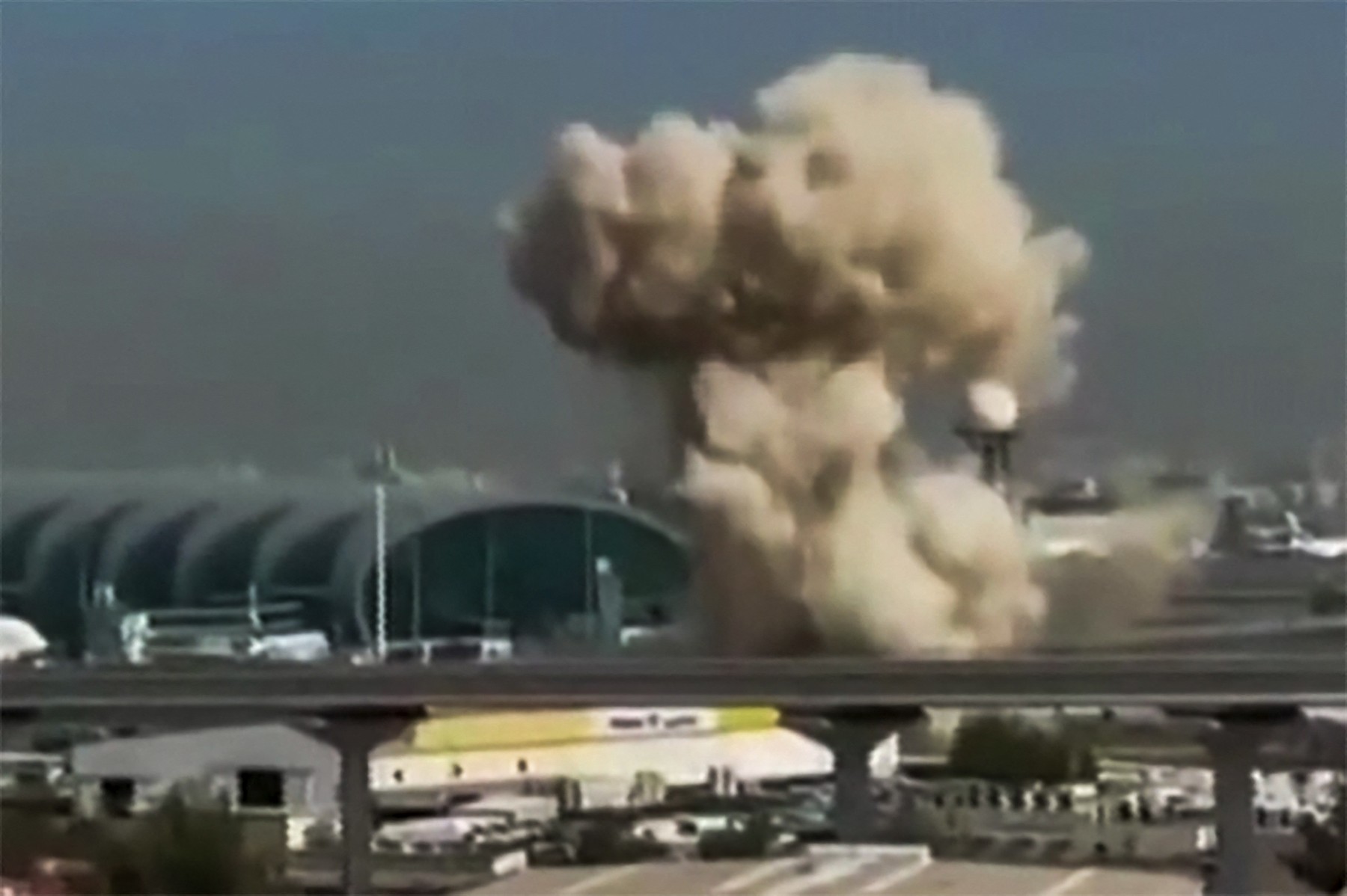 Amendă, închisoare, expulzare. Ce riști în Dubai dacă filmezi și distribui video cu atacurile iraniene. Cazul unui turist britanic