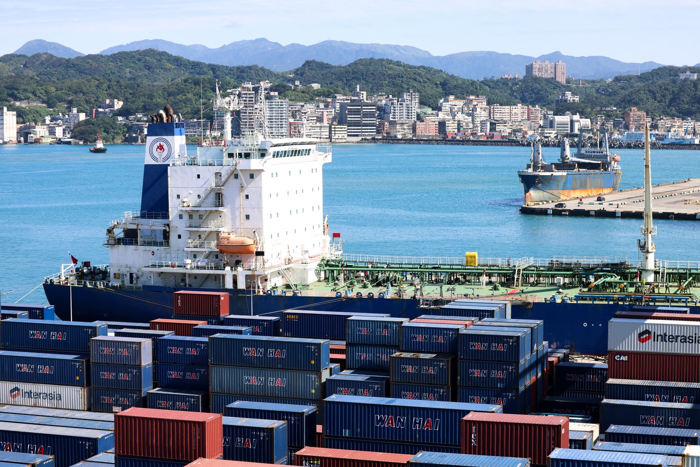 Conflictul din Orientul Mijlociu lovește afacerile globale: prețuri în creștere și rute comerciale în pericol