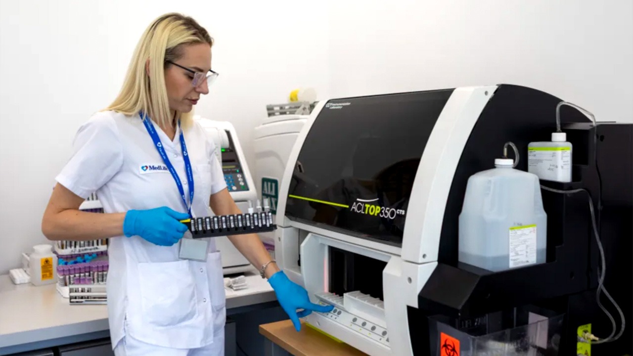 Inovație în medicina de laborator: un test de sânge care poate depista din timp cancerul pulmonar