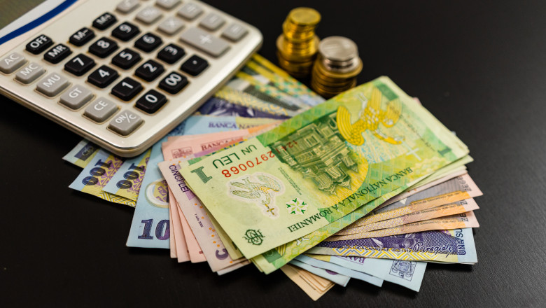 lei, monezi și un calculator