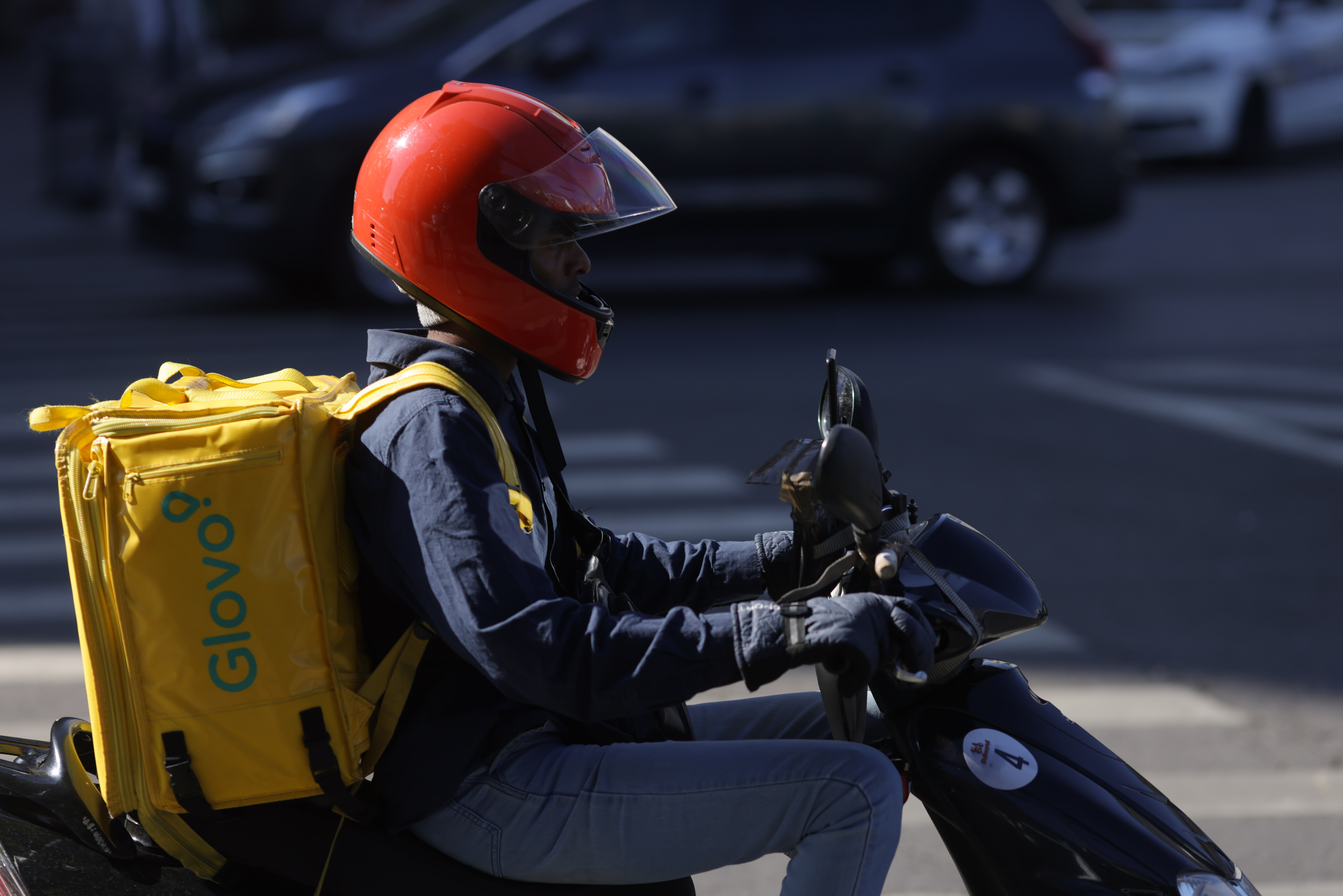 Războiul din Iran pune presiune pe piața muncii din România: muncitori blocați, costuri în creștere și vize în pericol de expirare