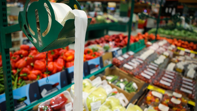 Ministrul Agriculturii solicită Consiliului Concurenţei să verifice adaosurile care apar pe traseul dintre fermier şi consumator